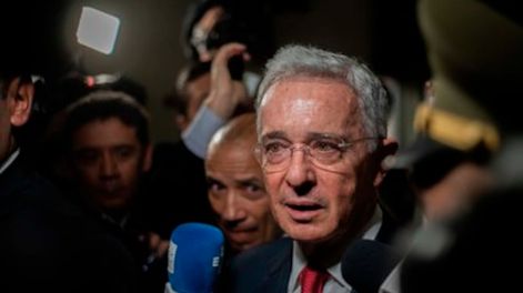 Los Andes | Por orden de la Corte Suprema, el ex presidente de Colombia Álvaro Uribe quedó con detención domiciliaria. Este miércoles dio positivo para coronavirus.