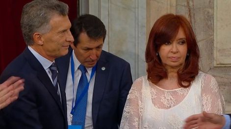 Cristina Férnandez de Kirchner y Mauricio Macri en el traspaso de mando presidencial.