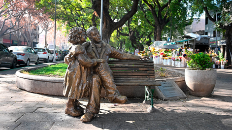 Se restauró y colocó la escultura de San Martín y Merceditas en la Alameda.