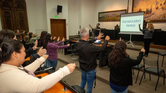 Docentes y estudiantes de Educación se capacitaron en lengua de señas