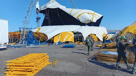 Así quedó la carpa del circo de Flavio Mendoza tras la tormenta en Santa Fe.