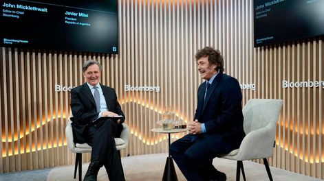 Los Andes | Fotografía cedida por la Presidencia de Argentina del presidente argentino, Javier Milei (d), en una entrevista con el editor en jefe de Bloomberg, John Micklethwait, en Davos (Suiza). Milei está en Davos para participar en el Foro Económico Mundial. Foto