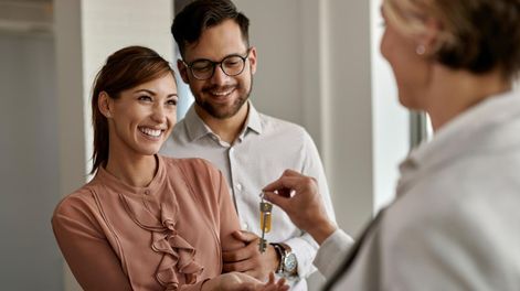 Requisitos incluyen antigüedad laboral mínima y documentación específica para acceder al préstamo.