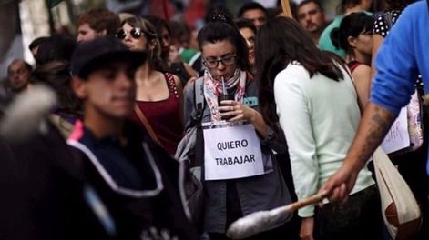 El empleo volvió a caer en marzo y se esperan números similares en abril. La recesión golpea la economía y ya son más de 100 mil los desocupados en los últimos meses.