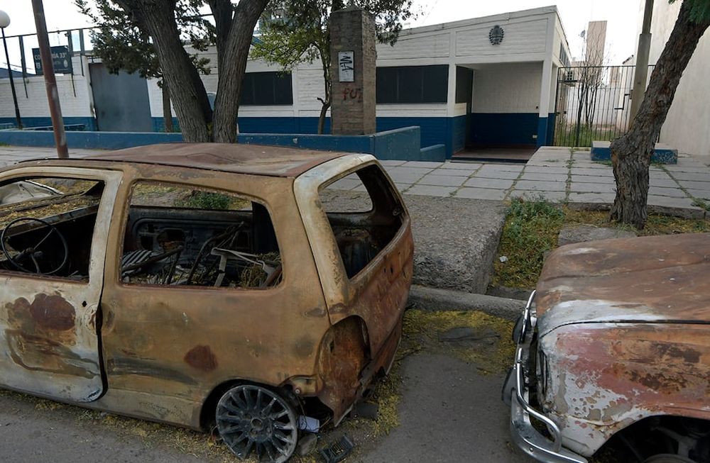 Caso Rosales Campos Pablo Osmar se investiga su muerte que se produjo esta madrugada, en el interior de la Comisaría 33 de Mendoza.Intervienen los servicios de Policía Científica y personal de Narcocriminalidadfoto: Orlando Pelichotti