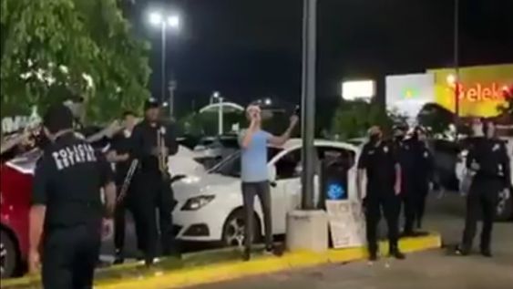 Emotivo video: un joven sin trabajo cantaba por propinas en un estacionamiento y la banda de la Policía pasó a acompañarlo