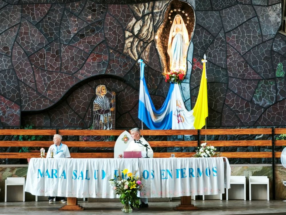 Fieles en la iglesia de El Challao por el día de la Virgen de Lourdes 
