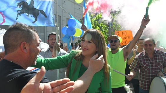 La diputada electa fue con hinchada a la Legislatura, donde se definirá si autorizarán que asuma la banca. Foto: Ignacio Blanco / Los Andes
