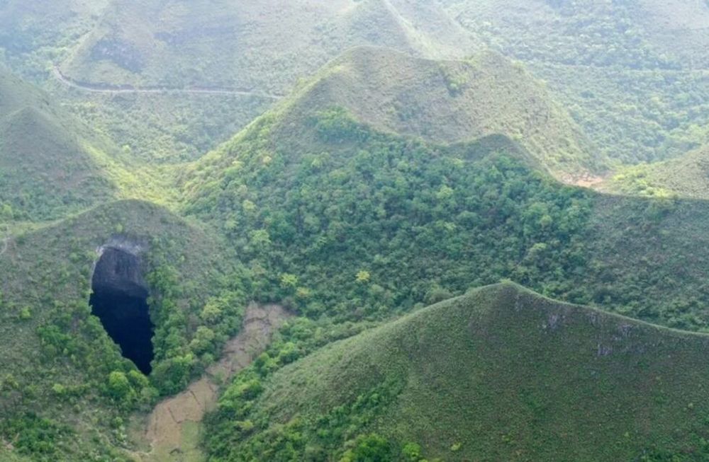 Un equipo de científicos lo descubrieron y determinaron que tiene 306 metros de largo, 150 metros de ancho y una profundidad máxima de 192 metros.