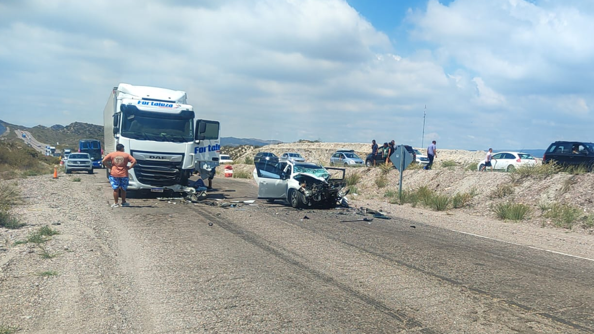 Choque múltiple en la ruta 7 entre un camión, una camioneta y un auto
