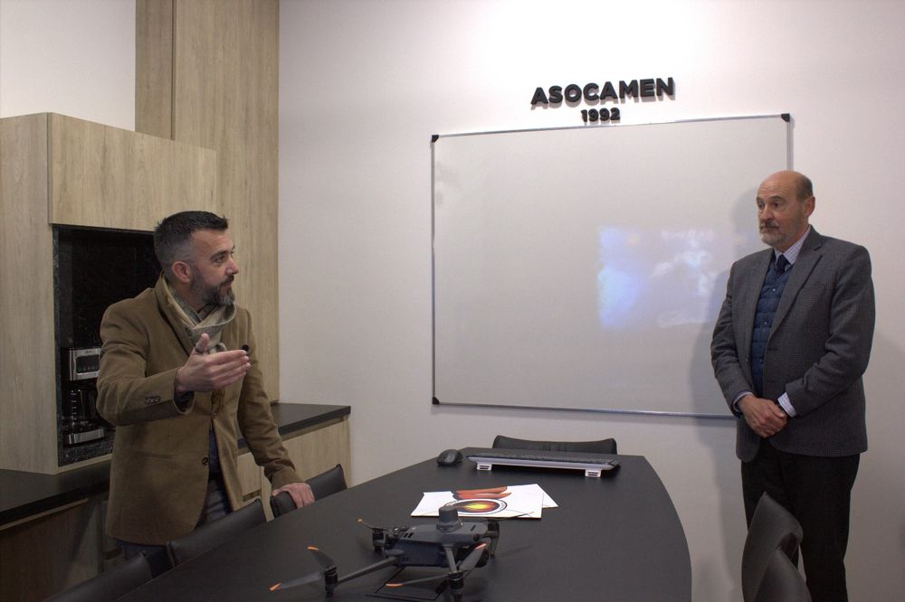 Maximiliano Di Césare, gerente de Asocamen, y el ministro de Producción, Rodolfo Vargas Arizu, en la inauguración de la nueva sede de la entidad en la Facultad de Ciencias Agrarias. 