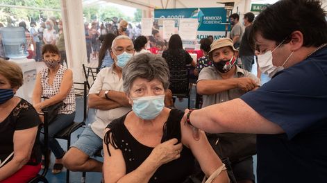 Los Andes | La campaña de vacunación Covid es considerada uno de los hitos de 2021 en cuanto a la pandemia. Vacunatorio de Campaña en el Parque Benegas de Godoy Cruz.Foto: Ignacio Blanco / Los Andes