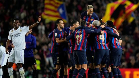 BARCELONA, 19/03/2023.- Los jugadores del FC Barcelona celebran su victoria frente al Real Madrid a la finalización del encuentro correspondiente a la jornada 26 de primera división que han disputado hoy domingo en el estadio del Camp Nou, en Barcelona. EFE / Siu Wu.