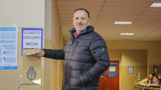 Ricardo Quintela ya emitió su voto en las elecciones PASO 2023.