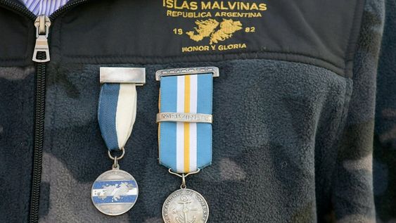 La Armada y la Fuerza aérea argentinas, mostraron toda su capacidad de lucha en el mar, al derribar y hundir naves del enemigo.Les sobraba coraje, pasión y amor por nuestras islas y nuestra patria. / Foto: Orlando Pelichotti / Los Andes