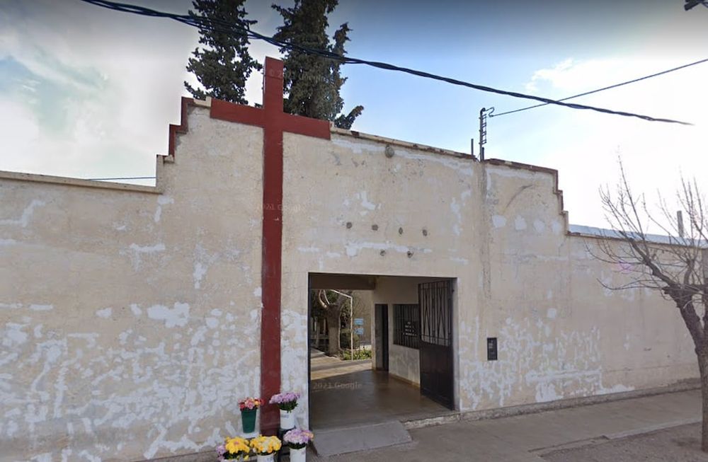 Denuncian el robo de placas, candelabros y puertas en el cementerio de Rodeo del Medio. Google Maps.