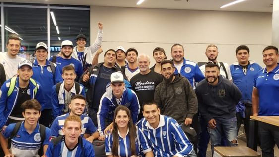 Del Expreso al avión: cientos de hinchas viajan a Lima para ver al Tomba