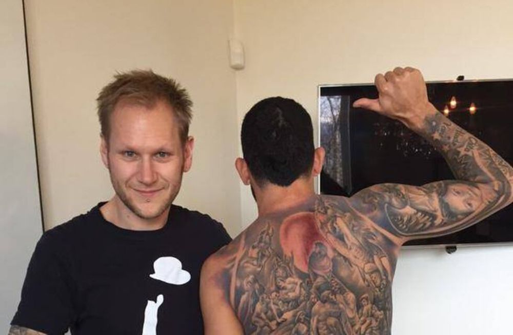 Tevez sorprendió con un impresionante tatuaje en su espalda