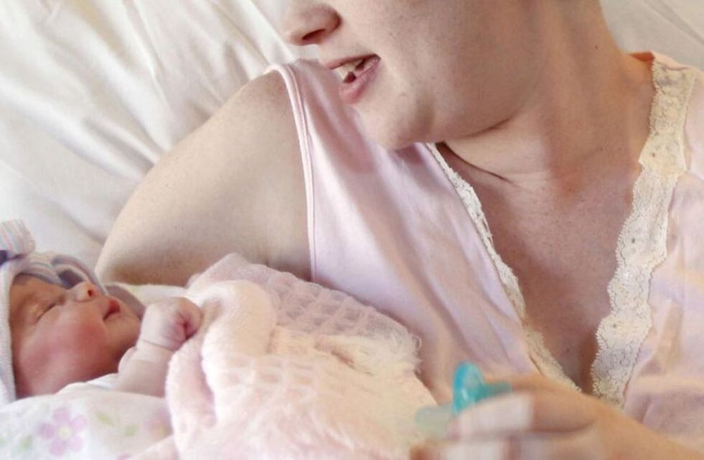 Las mujeres con estos cuadros suelen no consultar ni pedir ayuda ya que se supone que están felices. Menos aún lo hacen los varones, que también pueden presentarlos.