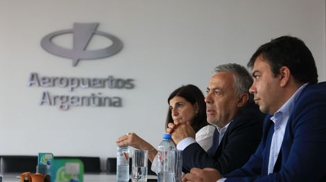 El gobernador, junto al intendente de Las Heras y la titular del Emetur, se reunió con autoridades de Aeropuertos Argentina para hablar de las obras en el Aeropuerto El Plumerillo.