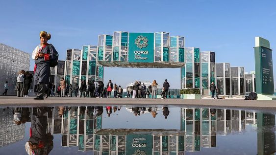 Bakú (Azerbaiyán), 15/11/2024.- La gente camina fuera de la sede de la Conferencia de las Naciones Unidas sobre el Cambio Climático COP29 en Bakú, Azerbaiyán, 15 de noviembre de 2024. La capital de Azerbaiyán, Bakú, acoge la Conferencia de las Naciones Unidas sobre el Cambio Climático (COP29) de 2024 desde 11 al 22 de noviembre de 2024. (Azerbaiyán) EFE/EPA/IGOR KOVALENKO
