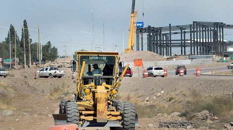 Los Andes | Continúan las obras de la Ruta 82 a la altura de Chacras de Coria, se extiende desde la rotonda de la calle Ugarte hasta la bajada de los caracoles, en Luján de Cuyo.Foto: Orlando Pelichotti