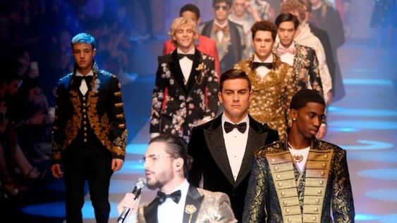 Paulo Dybala ahora es modelo y desfiló junto a Maluma