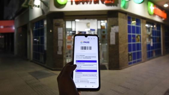 El DNU publicado hoy en el Boletín Oficial por el gobierno nacional y anunciado anoche por el presidente Javier Milei establece cambios en la dispensa de medicamentos. En este sentido propende al uso de la receta electrónica y la indicación de medicamentos por nombre genérico (no por su marca comercial).La pandemia aceleró el uso de la telemedicina, Pami y Osep ya tienen receta electrónica.