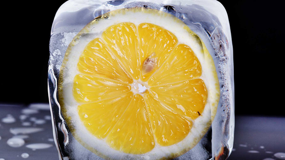 El limón congelado, un truco simple que transforma la cocina del hogar.