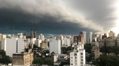 La tradicional Tormenta de Santa Rosa llegó a Mendoza, con un fin de semana de intensas lluvias, viento y un marcado descenso de la temperatura.
