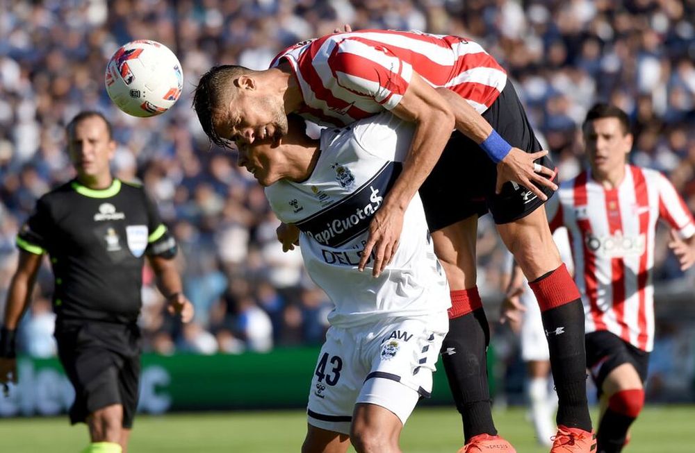 En un partidazo, Gimnasia y Estudiantes empataron 4-4 en el clásico platense. (Fotobaires)