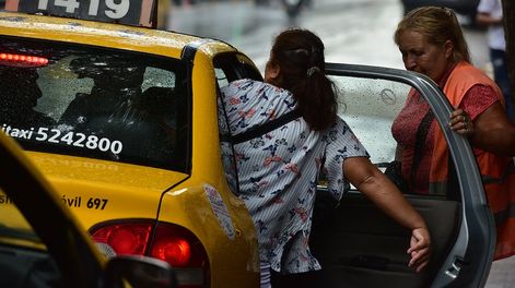 Viajar de a varios, más cómodos y casi al mismo valor que en el micro. La nueva tendencia que se impone. (José Gabriel Hernández / La Voz)