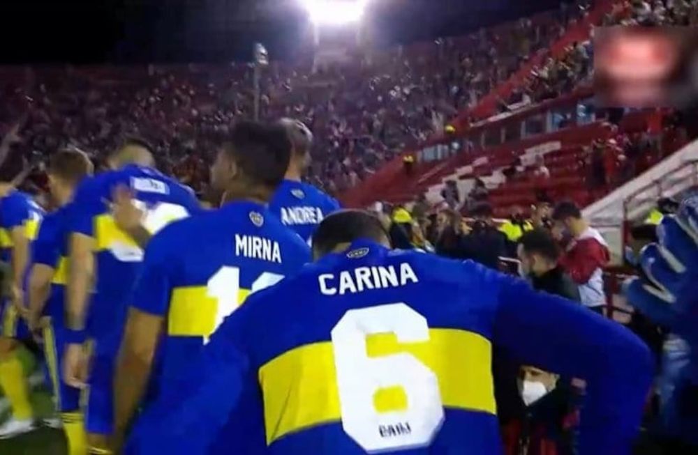 Los futbolistas del Xeneize salieron a la cancha con los nombres de sus madres en la espalda, tal como sucedió el día que debutó Carlos Tevez.. / Gentileza.