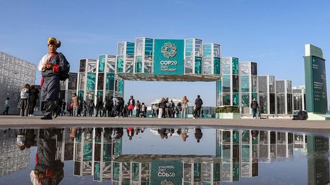 Los Andes | Bakú (Azerbaiyán), 15/11/2024.- La gente camina fuera de la sede de la Conferencia de las Naciones Unidas sobre el Cambio Climático COP29 en Bakú, Azerbaiyán, 15 de noviembre de 2024. La capital de Azerbaiyán, Bakú, acoge la Conferencia de las Naciones Un
