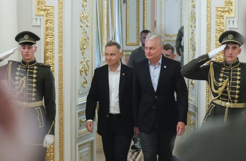 El presidente de Polonia, Andrzej Duda y su homólogo de Lituania, Gitanas Nauseda, entrando al palacio presidencial de Kiev, en Ucrania, este miércoles 28 de junio de 2023.