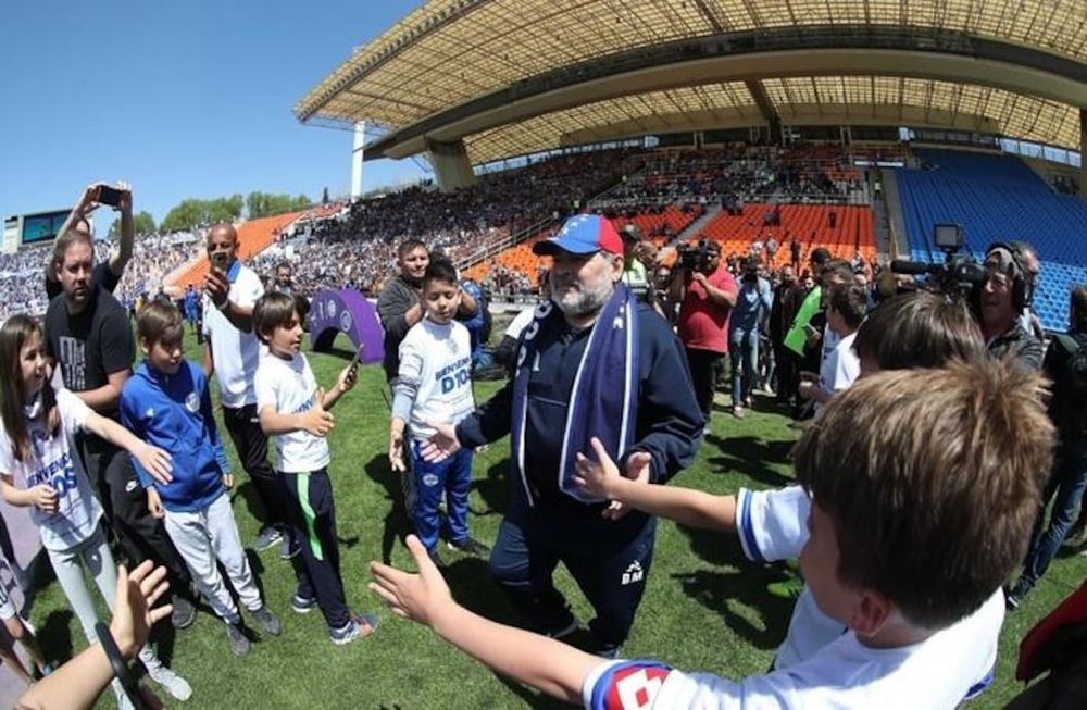 Maradona fue recibido por el semillero de Godoy Cruz previo al encuentro entre Gimnasia de La Plata y el Tomba.