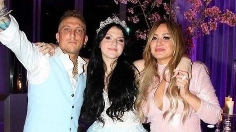Sol Cwirkaluk  junto a sus padres: El Polaco y Karina. / Instagram