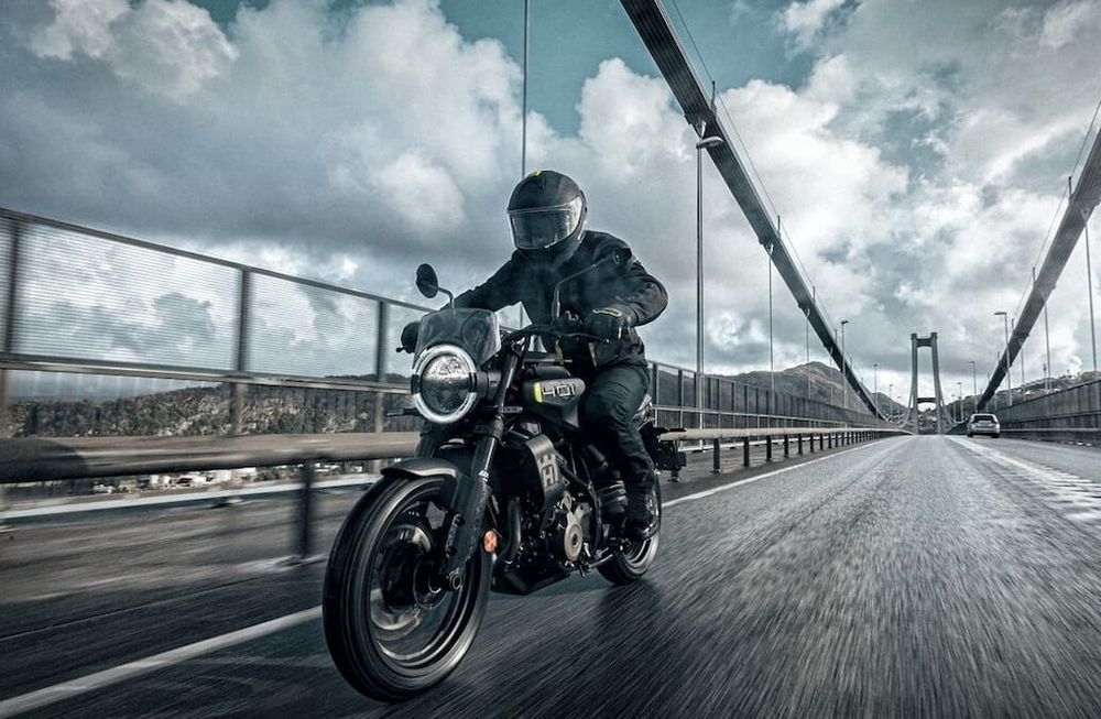 Con motores renovados y tecnología avanzada, las Svartpilen 250 y 401 fueron diseñadas para redefinir el concepto de conducción urbana.