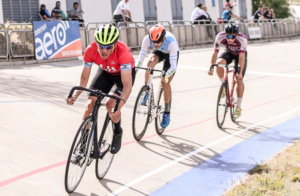 Ramiro Castro (Municipalidad de Guaymallén) y Emiliano López (Municipalidad de Las Heras) se llevaron el título en Élite tras 12 fechas del calendario. /Gentileza prensa de la Asociación Ciclística de Mendoza