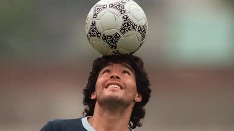 Maradona y la pelota. Una relación de amor puro. / archivo