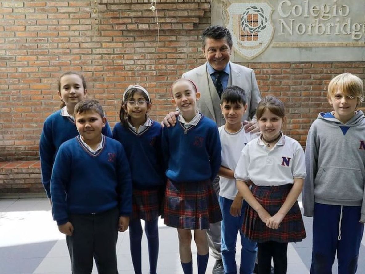 Daniel Ricart junto a sus alumnos en el Colegio de Norbridge. Foto: Instagram/@danielricartoficial