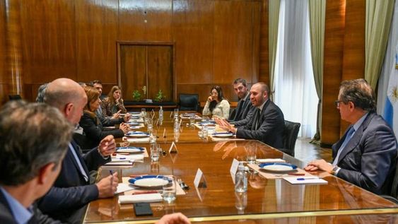 El ministro de Economía, Martín Guzmán; el titular del Banco Central, Miguel Ángel Pesce; y el secretario de Comercio Interior, Guillermo Hang, recibieron el viernes en el Palacio de Hacienda a representantes de empresas de consumo masivo.