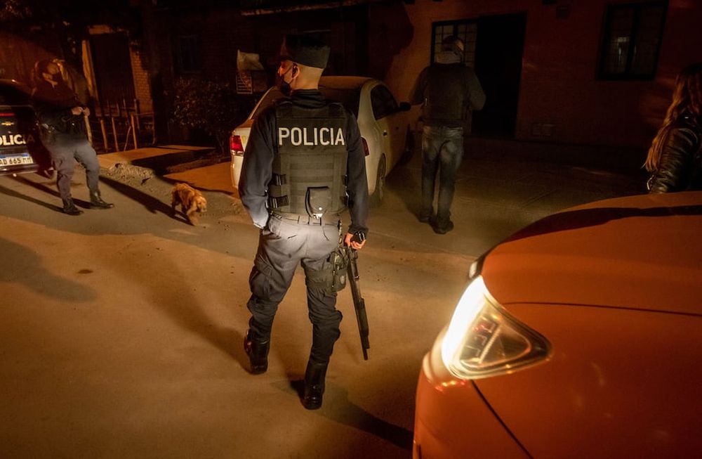 Uno de los penitenciarios aprehendidos lanzó escupitajos a los policías que desbarataron su fiesta en la Sexta Sección. Imagen ilustrativa / Ignacio Blanco