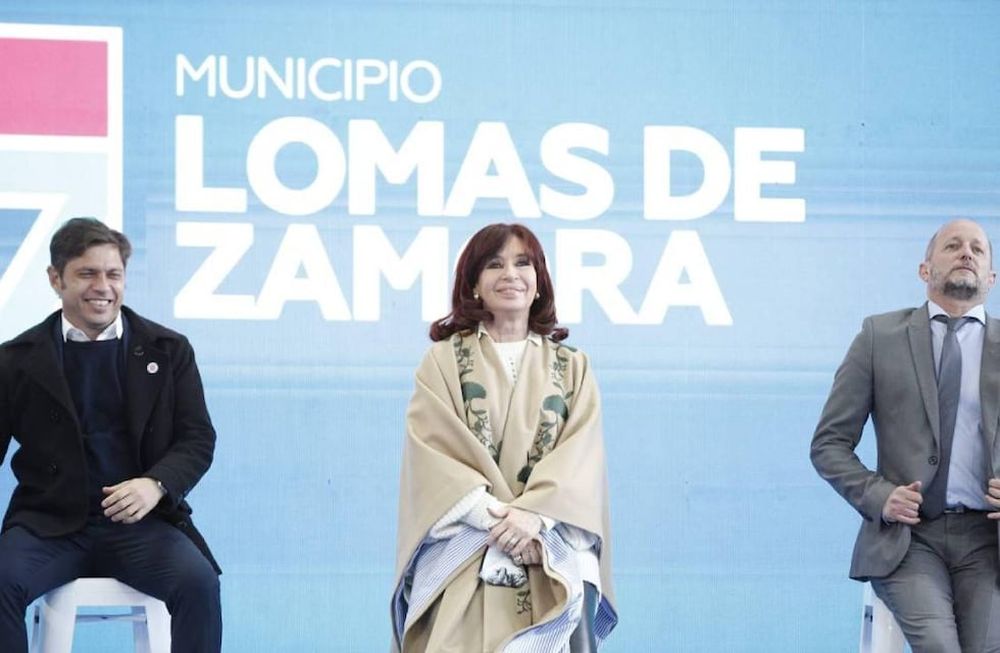 La vicepresidenta Cristina Fernández de Kirchner junto al gobernador de Buenos Aires, Axel Kicillof, y el intendente de Lomas de Zamora, Martín Insaurralde.