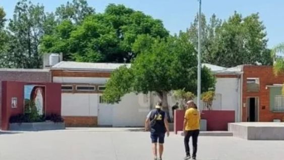 Los voceros indicaron que 500 alumnos se encontraban en el patio abierto del colegio rezando el rosario y que el chico herido se encontraba sentado en un cantero. Gentileza: Clarín.
