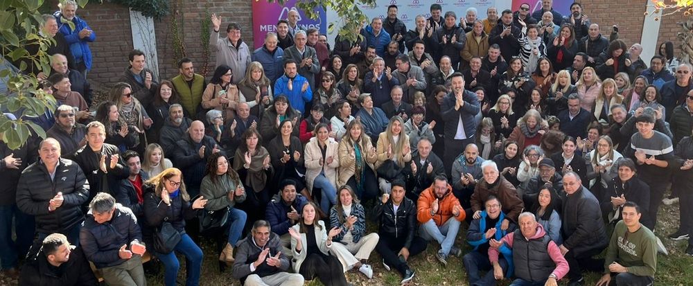 El ministro de Defensa de la Nación, Luis Petri, junto a su grupo político en la Fundación Mendocinos por el Futuro.
