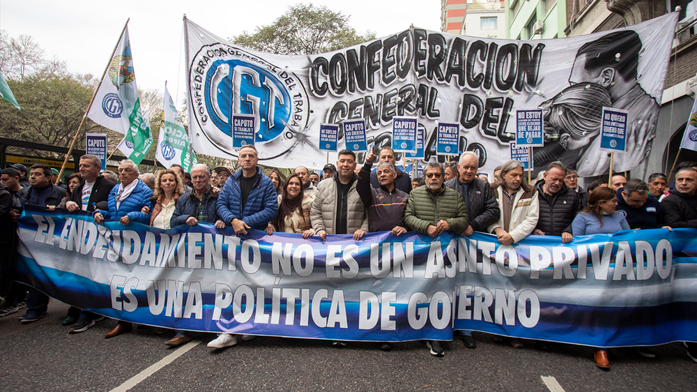 La CGT y las CTA marcharon al Ministerio de Economía y reclamaron un programa para refinanciar deudas.