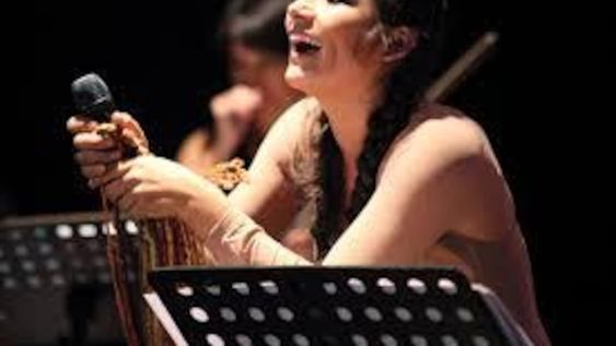 La actriz peruana Magaly Solier canta para revalorizar el quechua