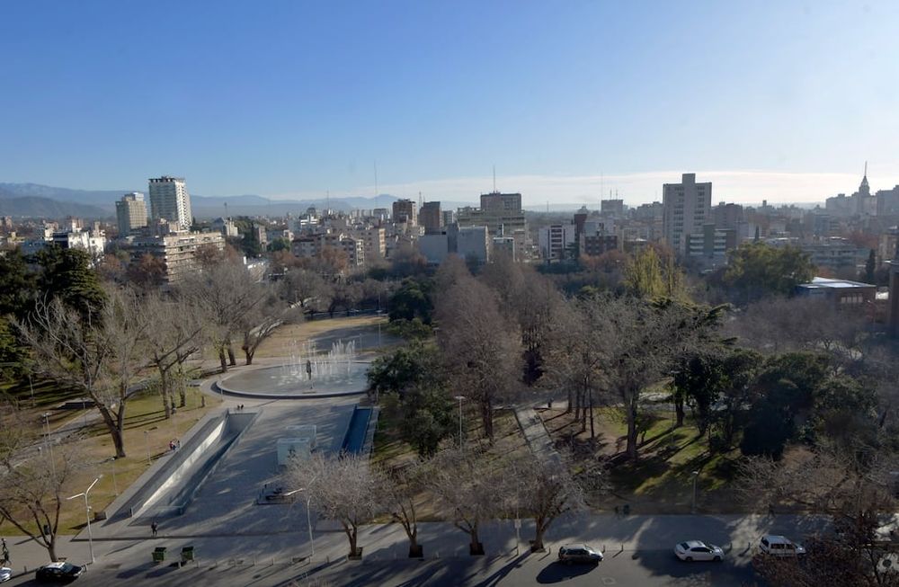 Un frente frío proveniente del Sur hará bajar el mercurio notablemente. El jueves la temperatura volverá a subir. Foto: Orlando Pelichotti / Los Andes