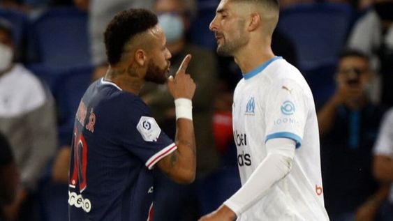 En el último clásico del fútbol francés, Neymar del PSG, se peleó con González del Olimpique tras un insulto racista aparentemente. / Gentileza.